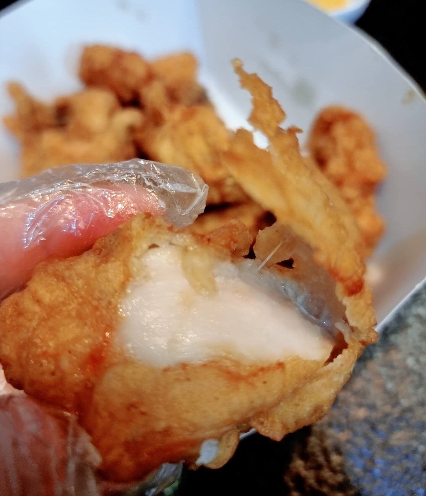 치킨 튀김 옷 확대 사진