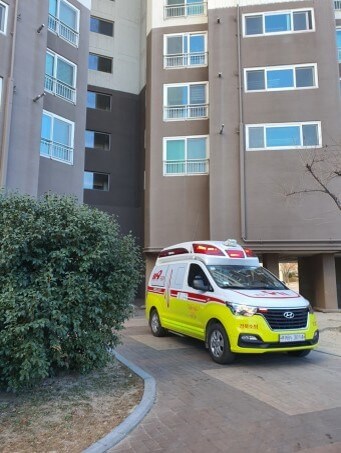 아파트에서-응급환자가-발생하여-119-구급차가-출동한-모습