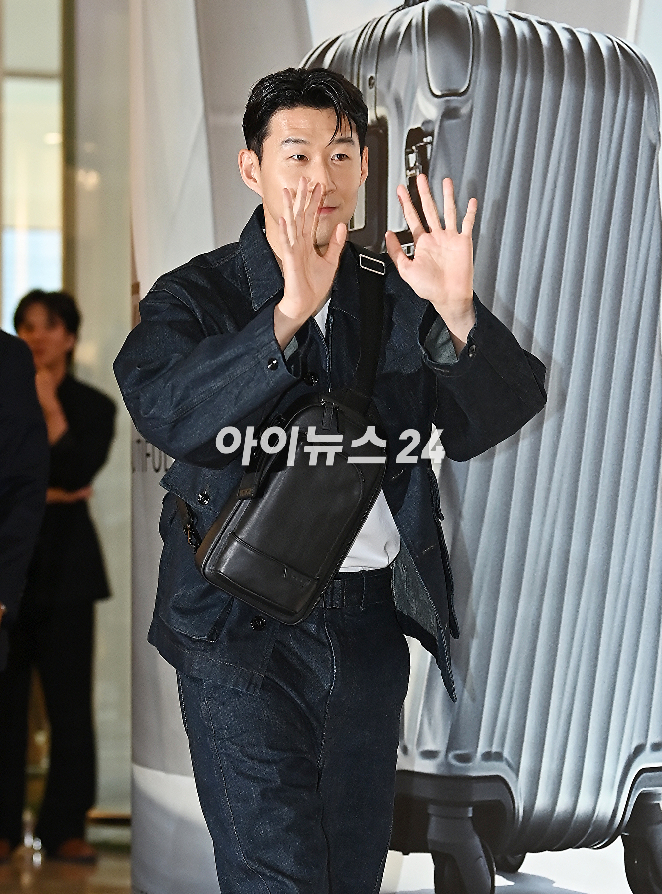 축구선수 손흥민이 3일 오후 서울 롯데월드몰 잠실점에서 열린 투미(TUMI) 팝업스토어 행사에서 포토타임을 갖고 있다. [사진=곽영래 기자]