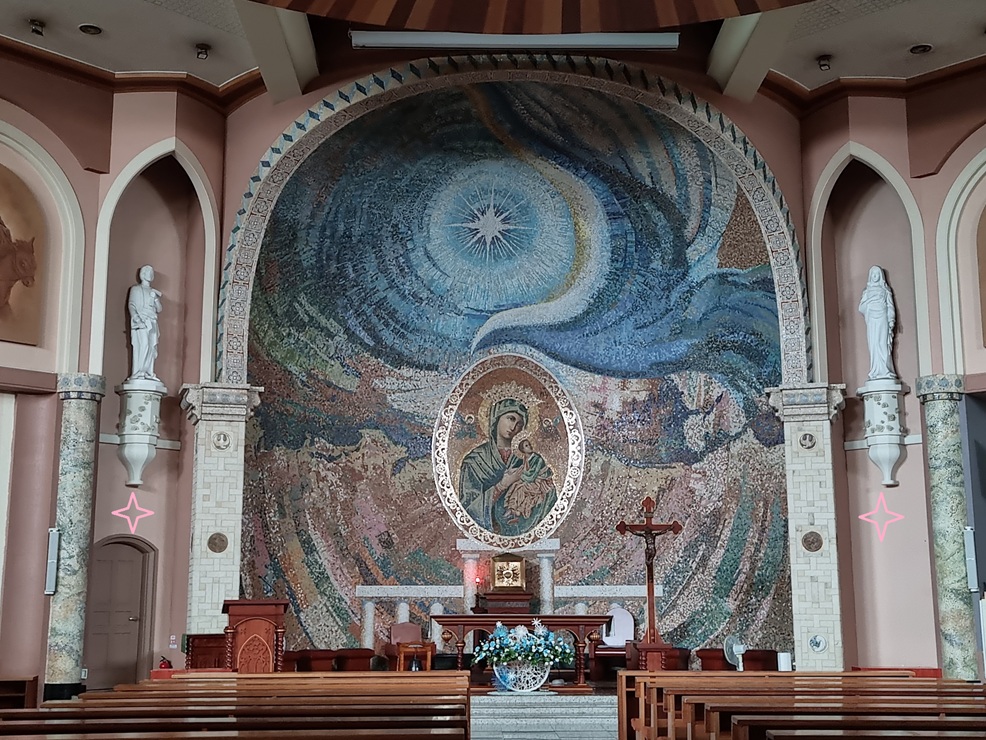 사진은 수원 율전동성당의 성전 안 사진입니다. 제대 가운데에는 "영원한 도움의 성모님"을 그려낸 타일 작품이 있네요.