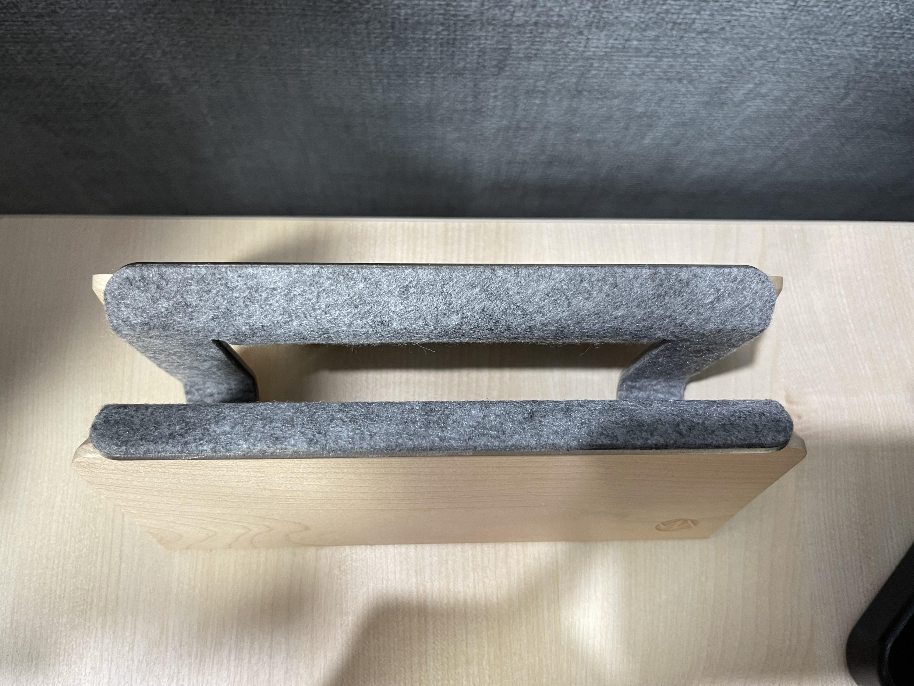 맥북과 메이우드 노트북 수직 거치대 울펠트