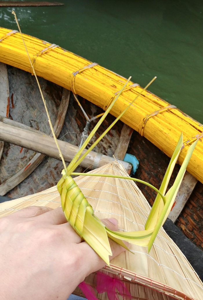 베트남 다낭 호이안 바구니배 코코넛잎 메뚜기