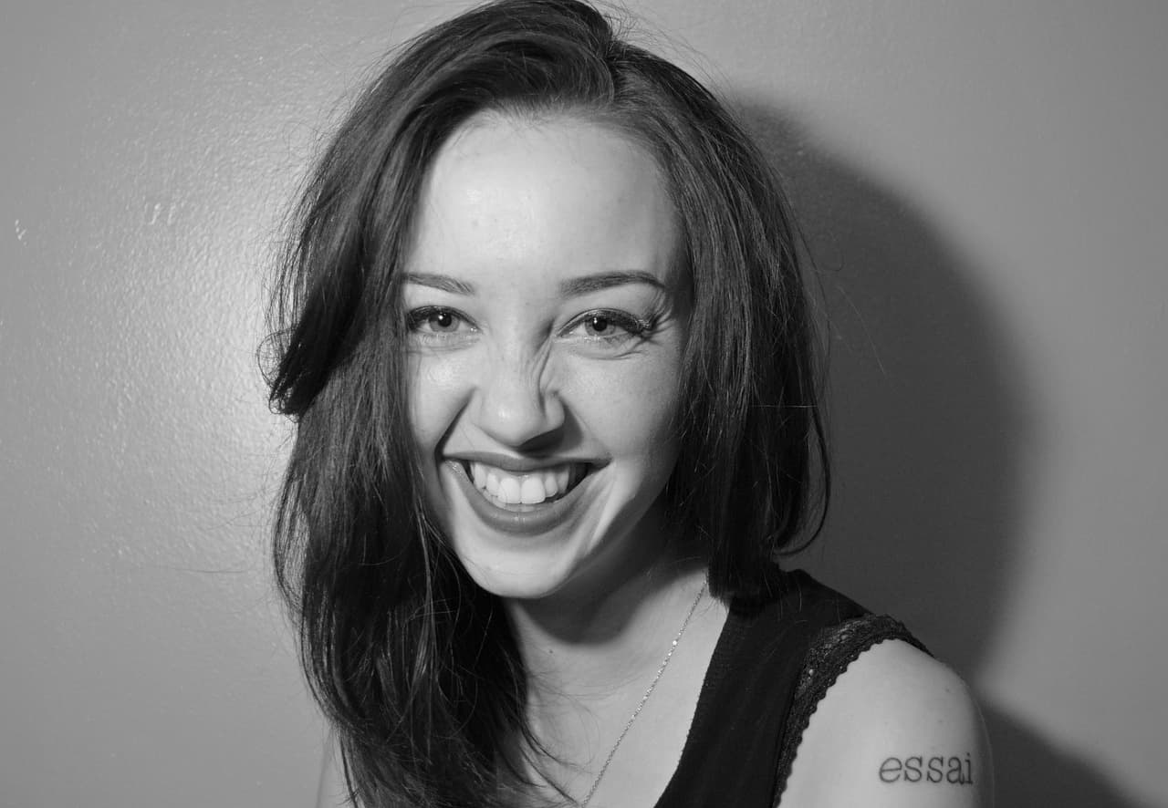 표정의 대가: 당신의 '미소'와 '미간'이 두피 건강을 결정한다?