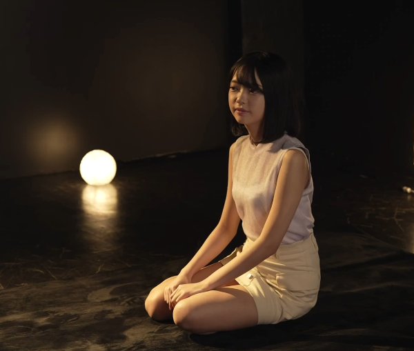 다소곳하게 앉아있는 츠부라 아무 (Amu Tsubura) 사진