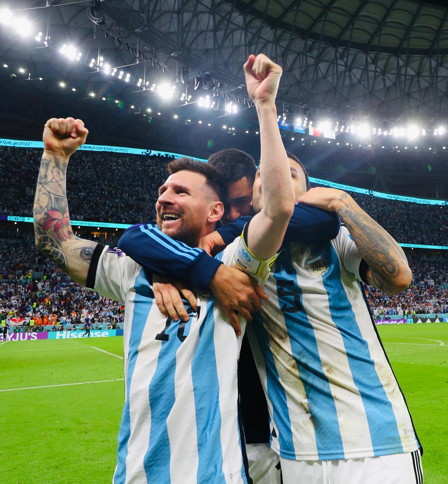 아르헨티나 리오넬메시, 4강진출후 동료와 기쁨을 나누고 있다