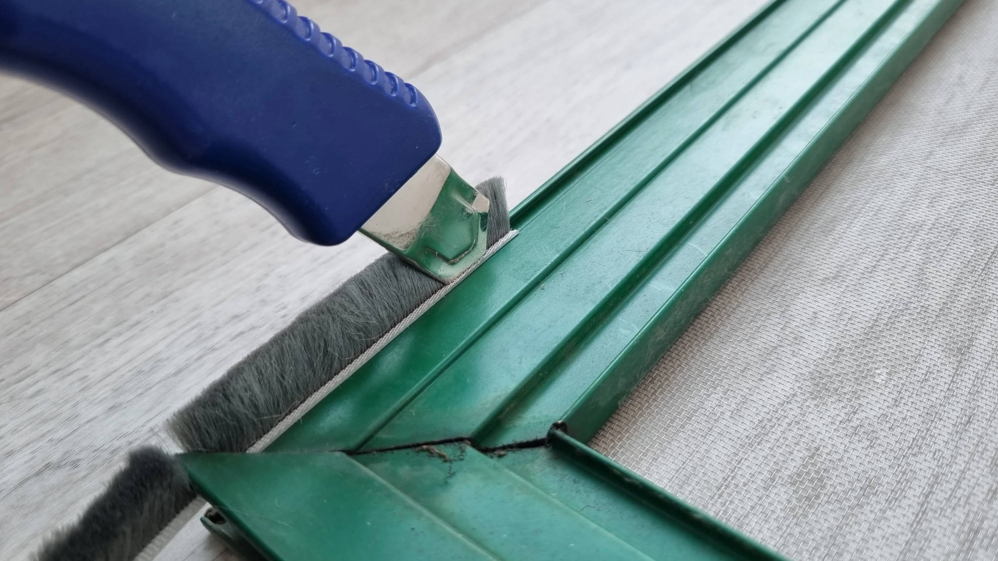 방충망 털 끼우는 방향