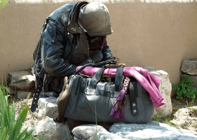 거리에서 앉아있는 노숙자