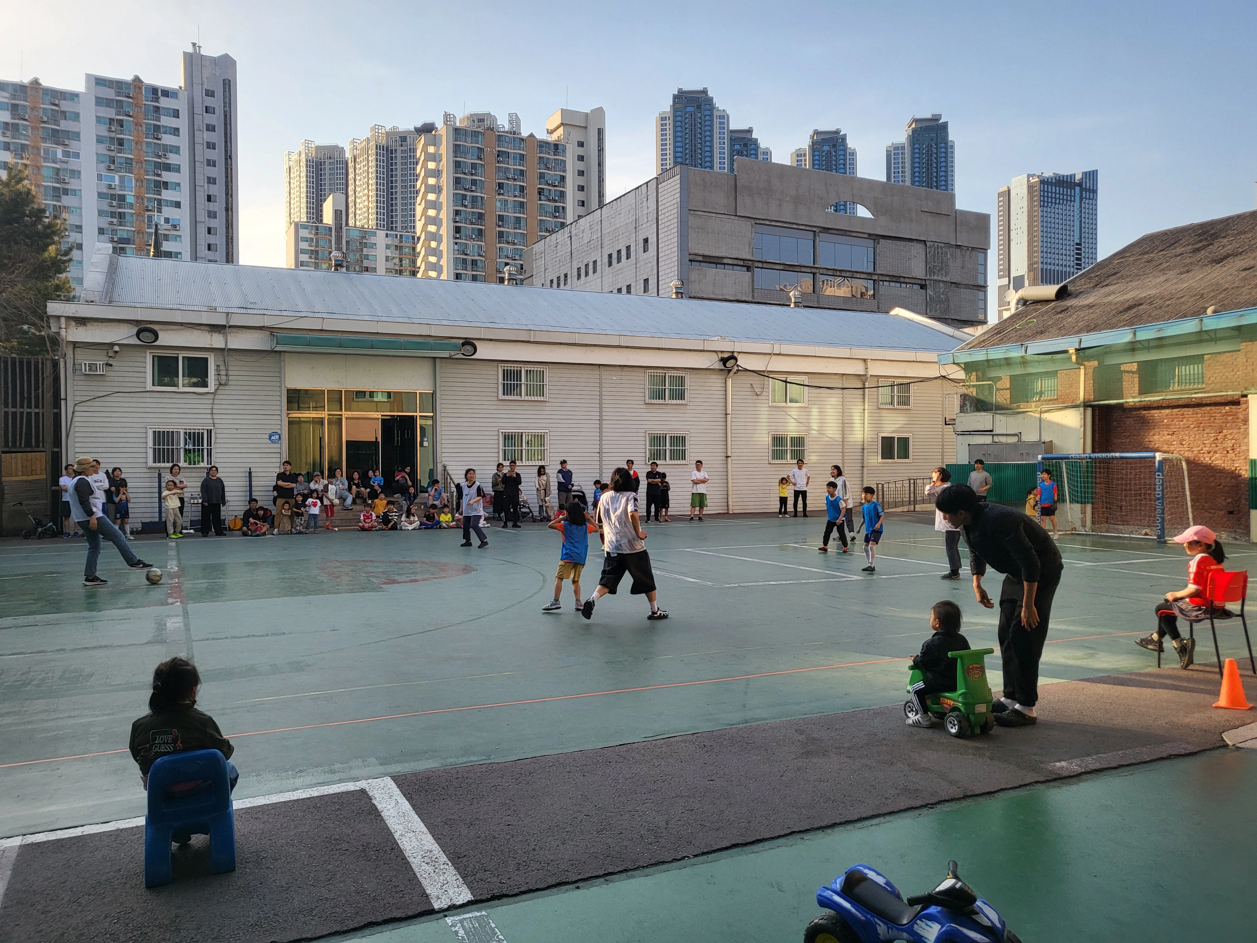 아이들과 함께 운동장에서 즐겁게 활동하며 섬기는 봉사자