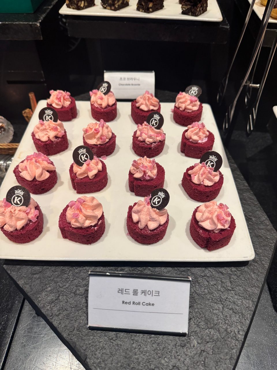브로드웨이 뷔페 디저트 레드 롤 케이크