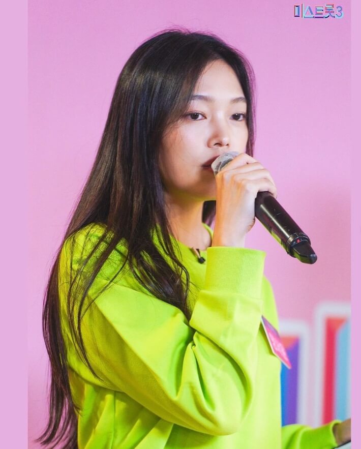 마이크를들고있는-긴머리여성의모습