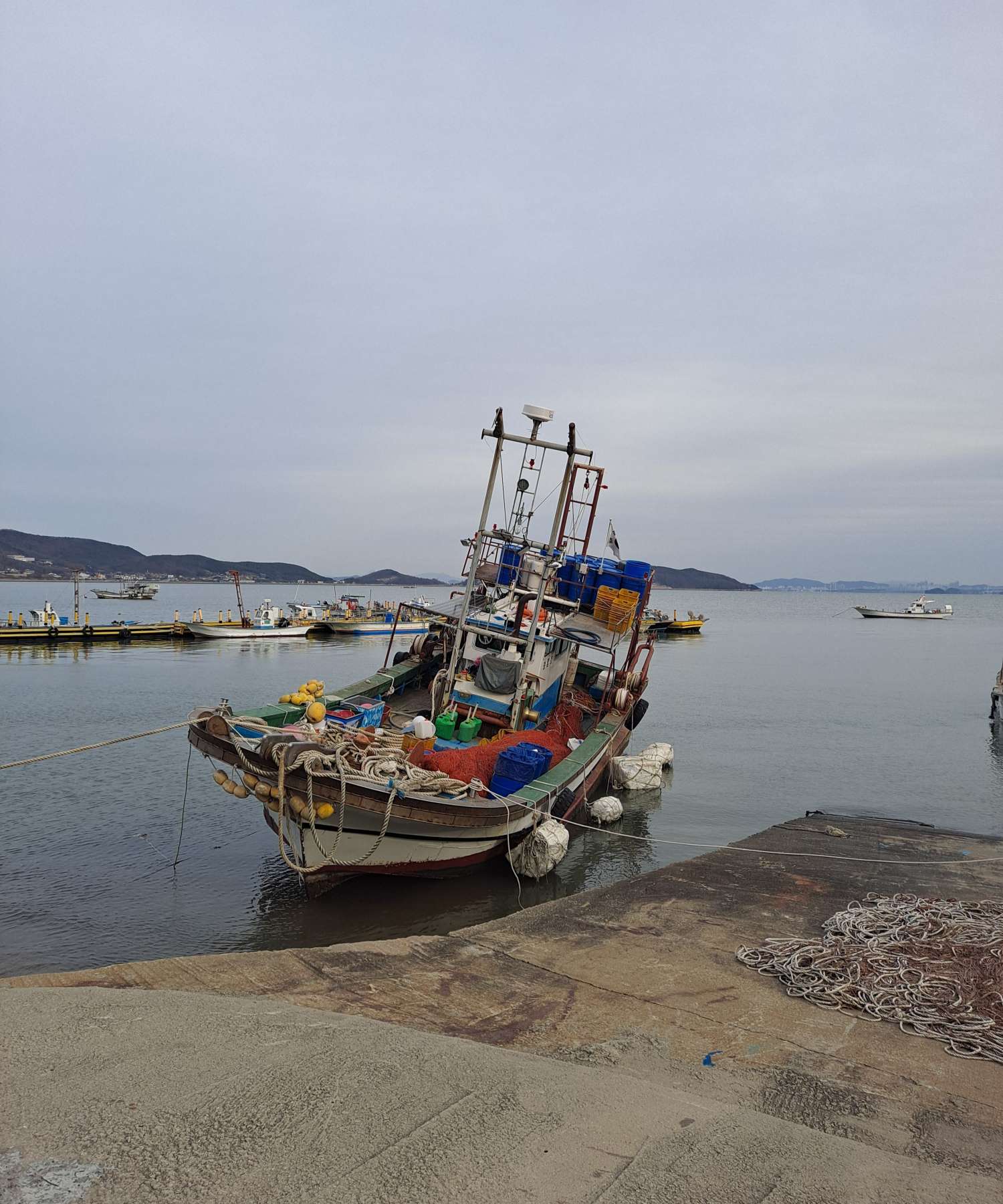 기울어져 있는 어선