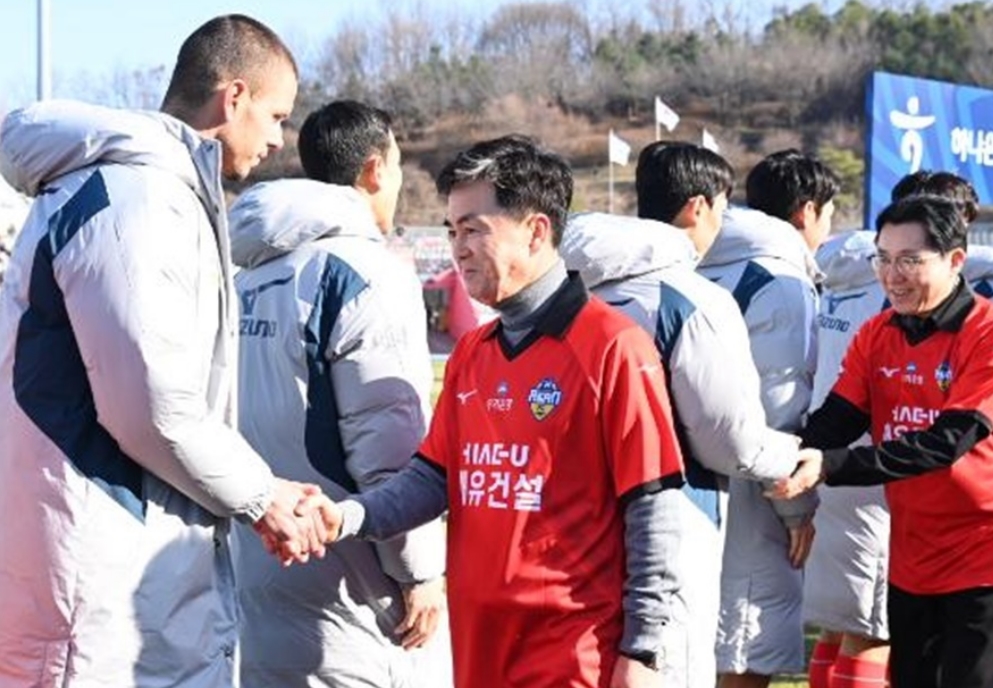 김태흠 축구 유니폼 논란 이유