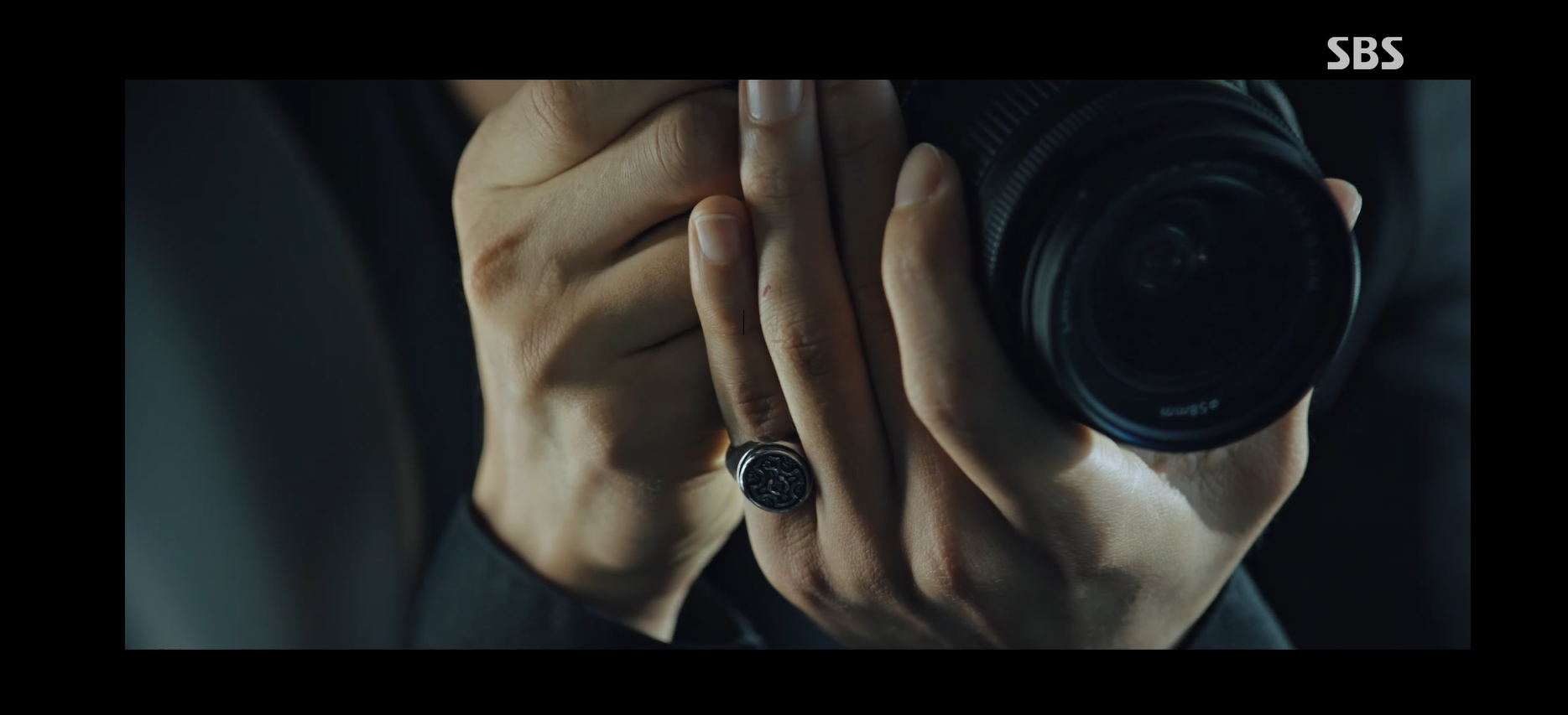 모범택시 시즌2 누군가 고은을 카메라로 찍고있다.