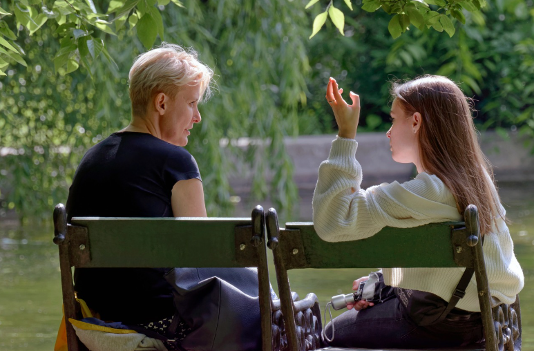 자녀와 대화하는 이미지