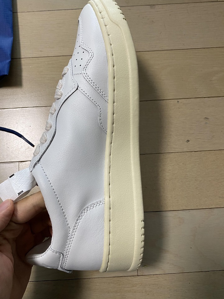 흰색-운동화-안쪽-옆면