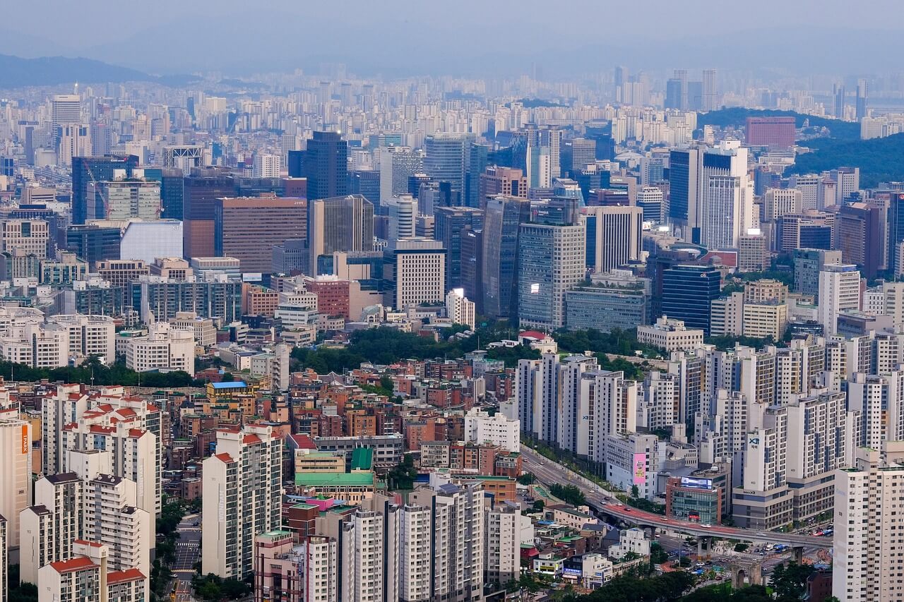 서울의 도시 전경으로 많은 집들이 있는 사진