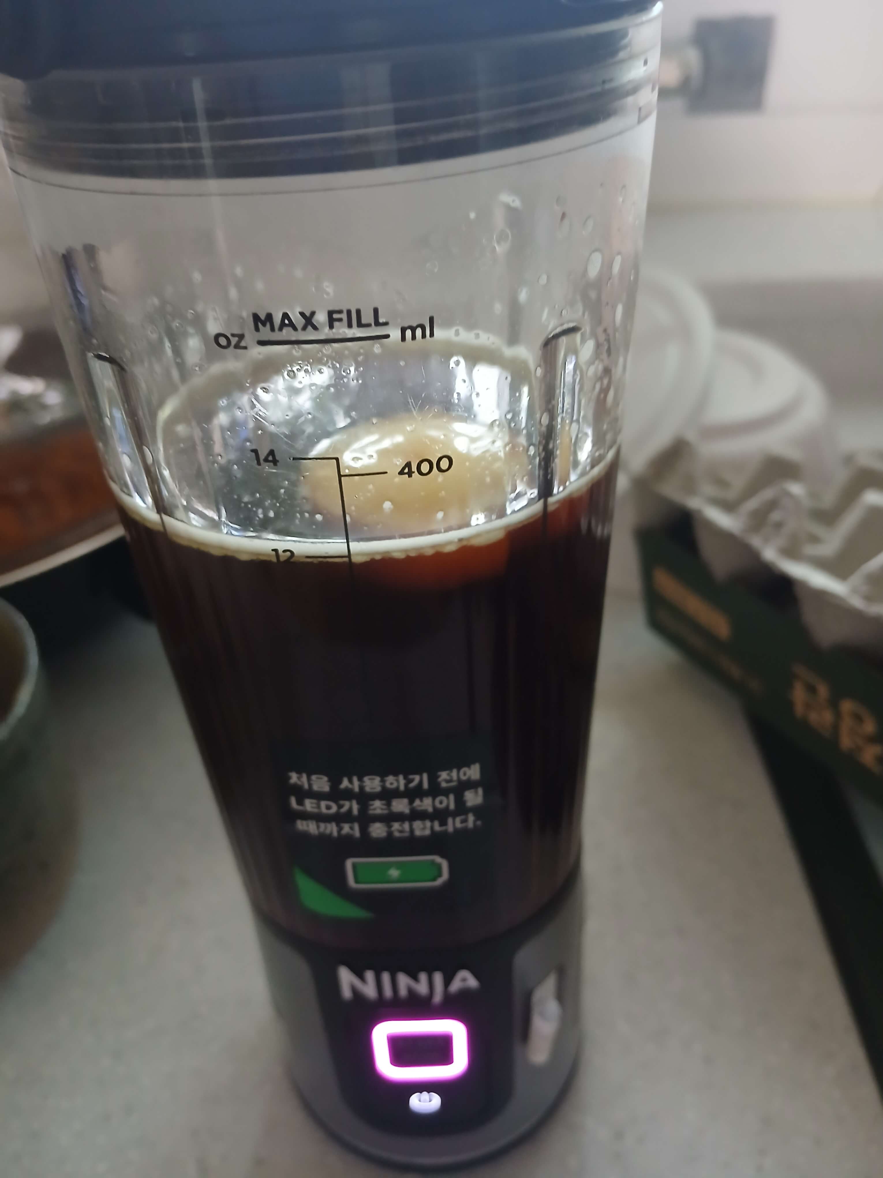  블렌더에 커피와 버터를 넣어 만드는 방탄커피 