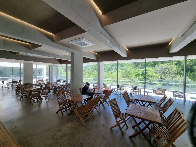 카페의-내부풍경