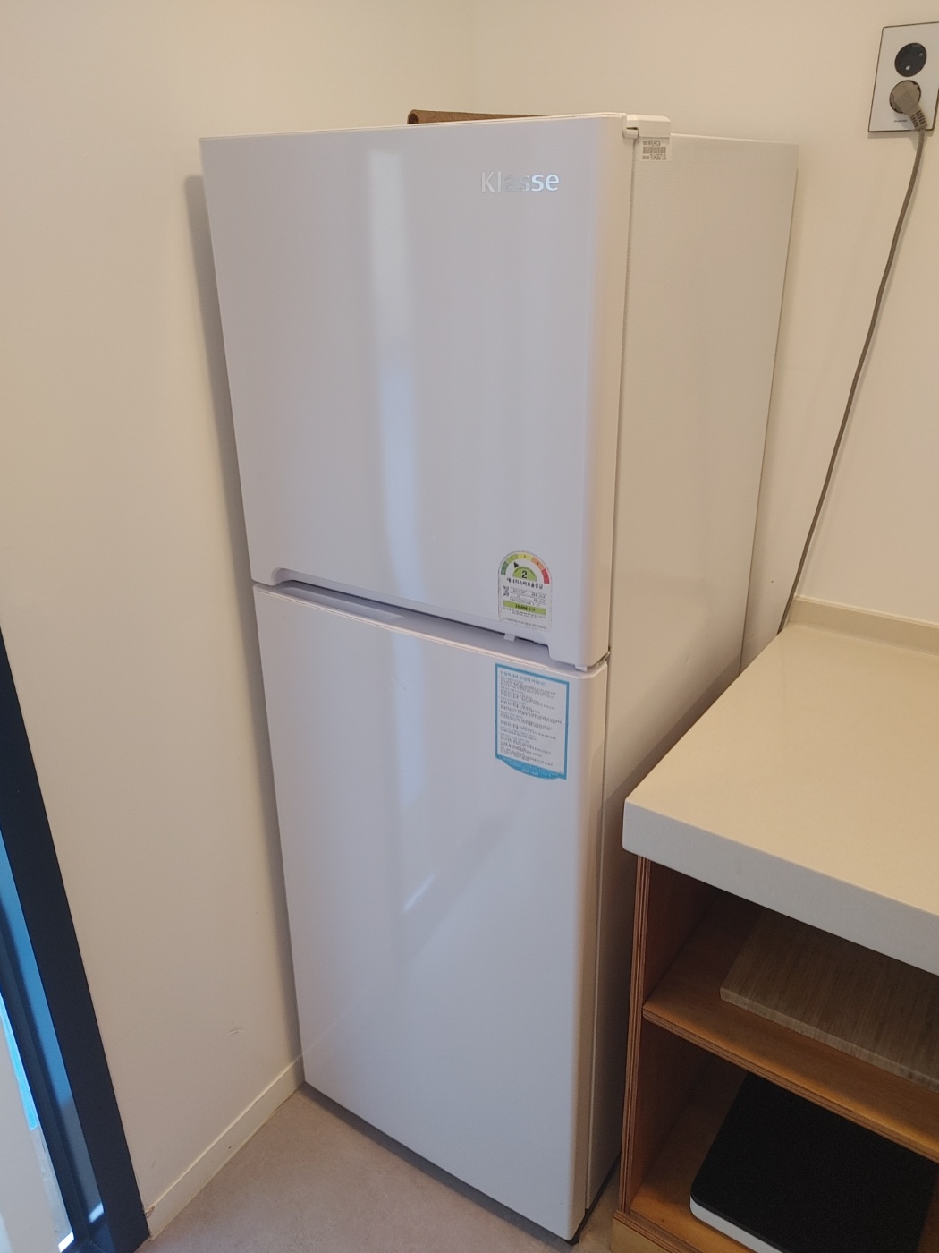 주방에 큰 냉장고가 있어서 좋습니다.