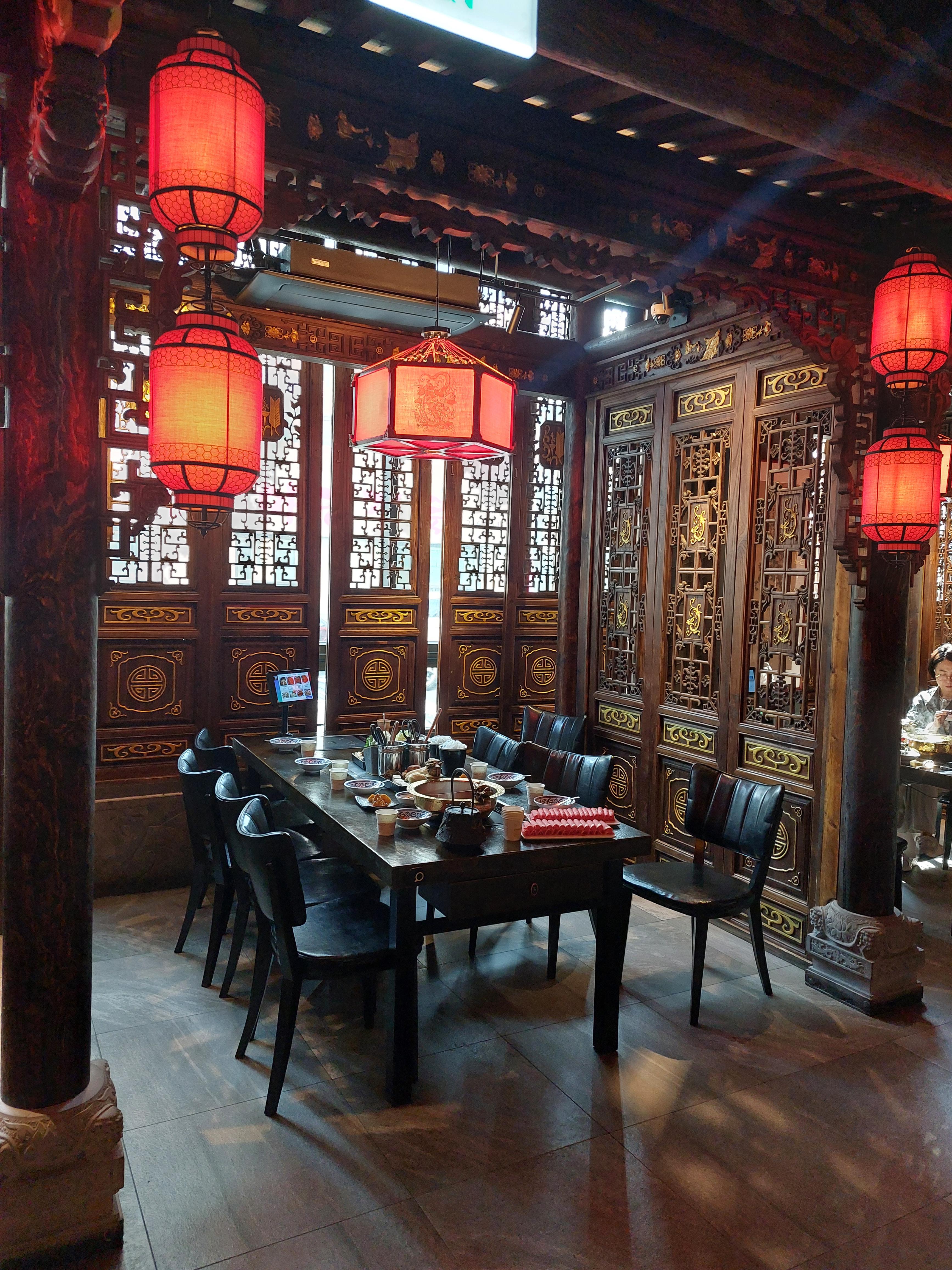미가훠궈-중국-분위기-실내-인테리어-식당-테이블