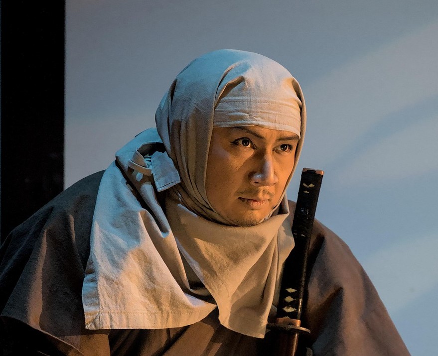 &lt;감정을 표현하여 몰입하는 배우의 모습&gt;