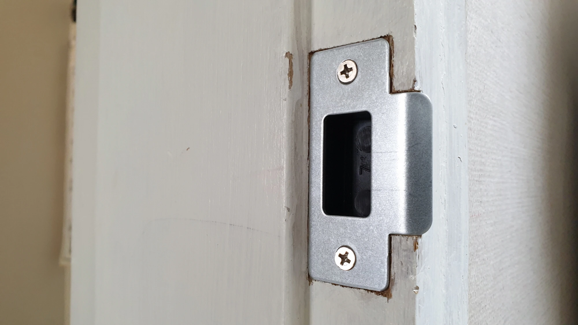 문틀 고정 부품 고정 모습