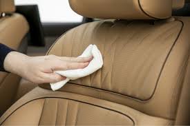 자동차 실내 보호 가죽 보호제 시공하는 장면