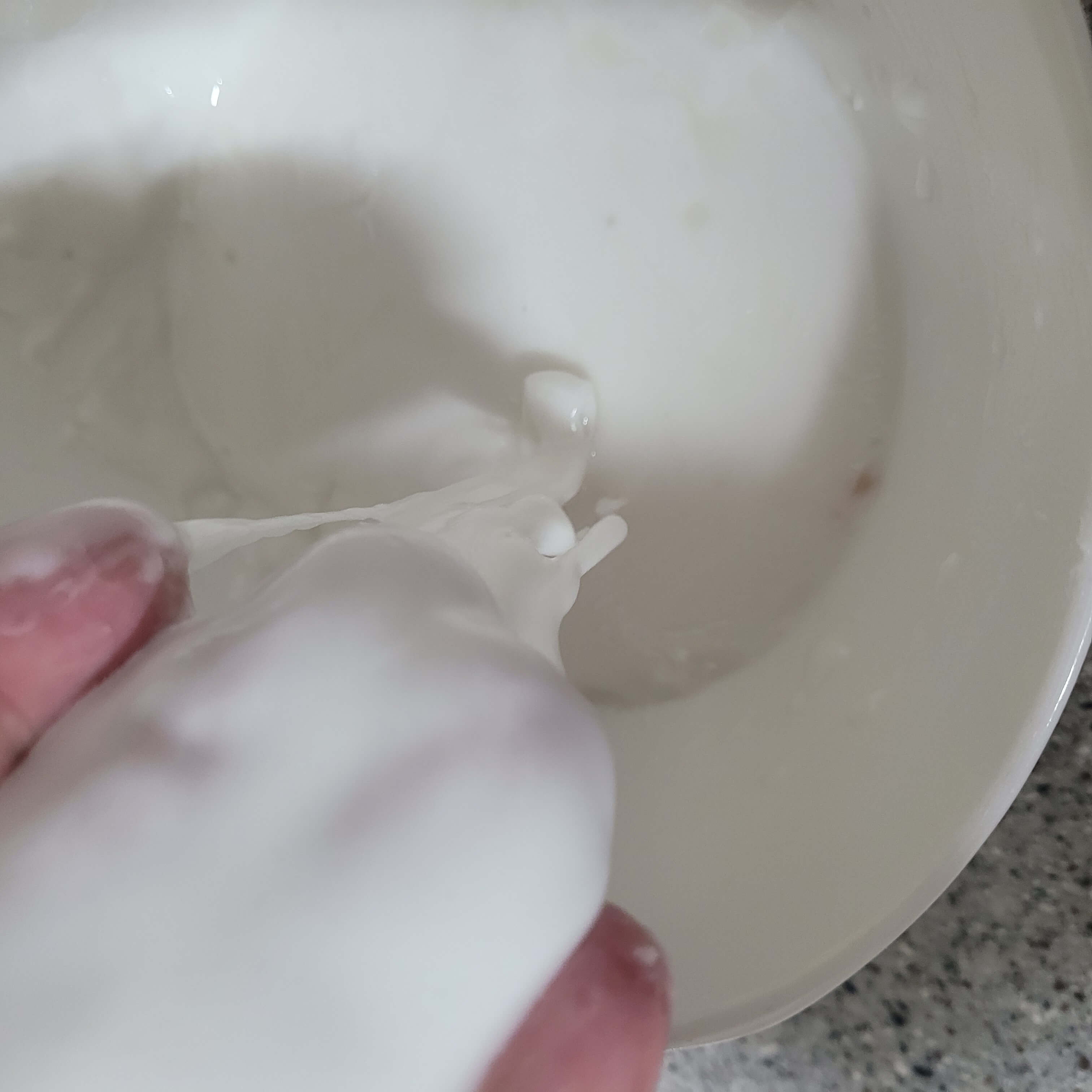 살짝 단단하면서 묽은 반죽