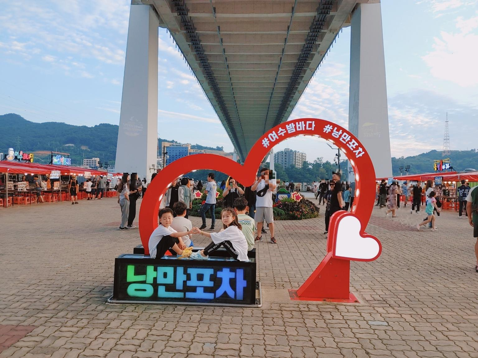 낭만포차거리에서 사진찍는 아이들
