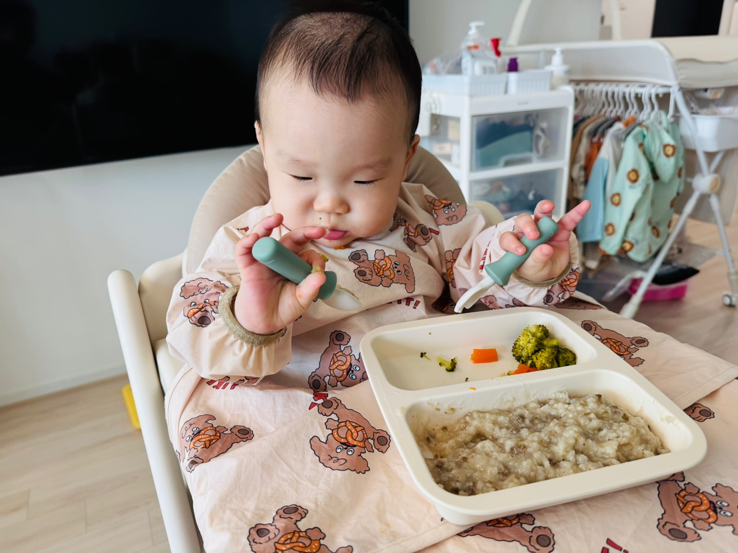 점심 식사 중 브로콜리를 바라보며 숟가락을 든 채 고민하는 찬솔이