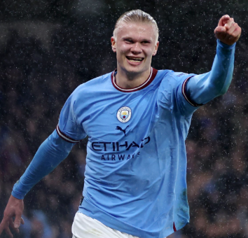 엘링 홀란드 골잡이가 골을 넣고 즐거워 하고 있다