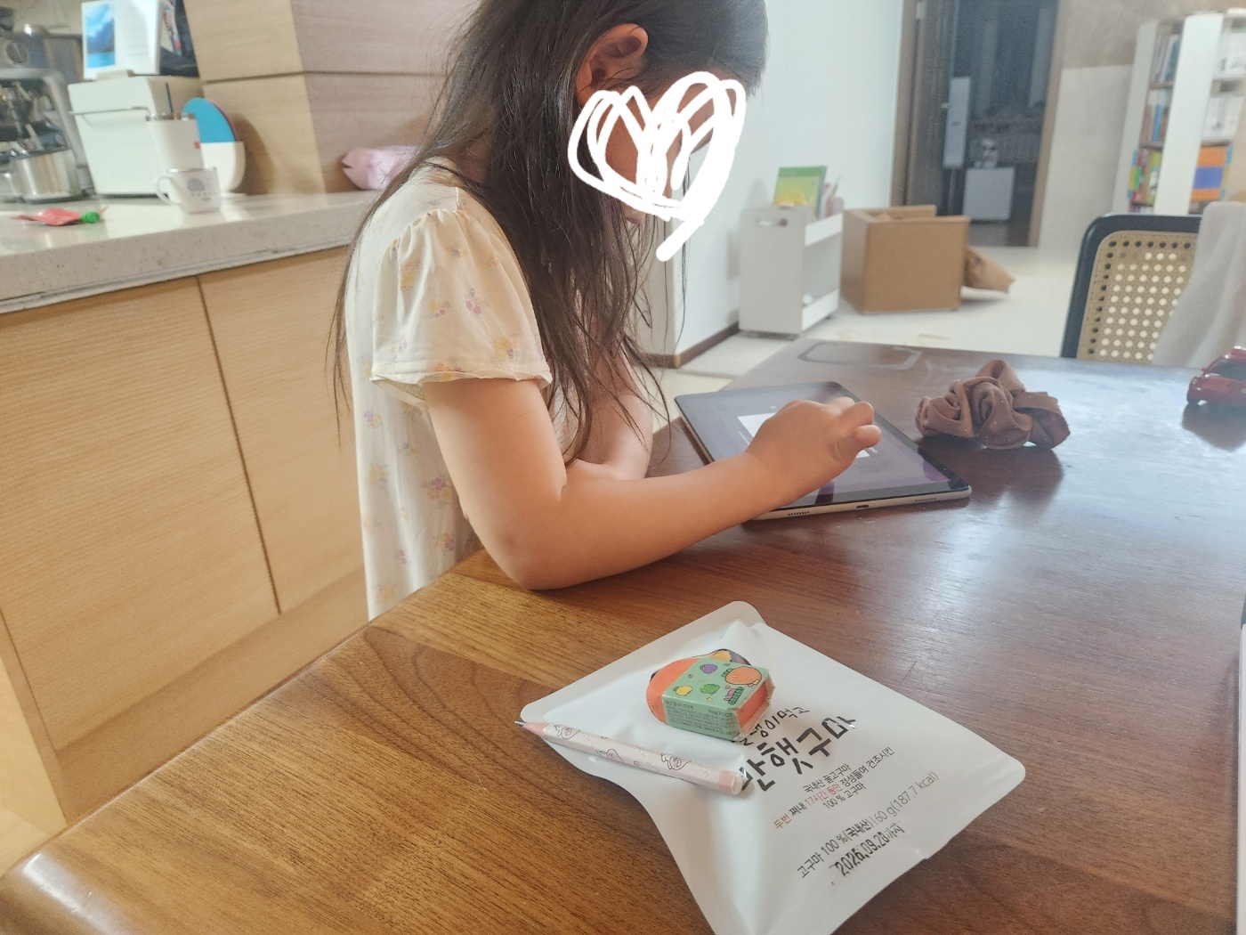 영어 패드 숙제 중 책상 위에 고구마쫀득이를 놓아둔 7살 아이