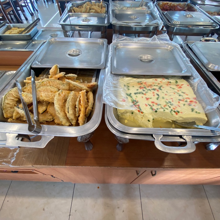 단호박 튀김과 계란찜이 그릇에 담겨 있습니다.