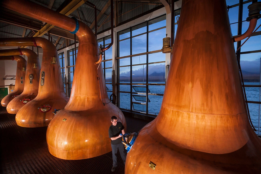 쿨일라 증류소의 위스키 제조 과정 중 증류기