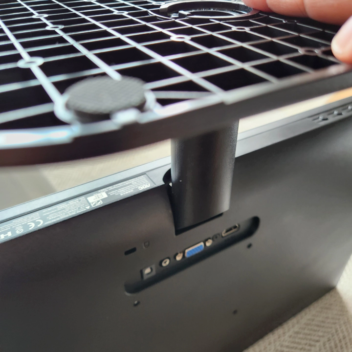 알파스캔 27인치 AOC 모니터 조립. 받침대만 끼워주면 조립 끝