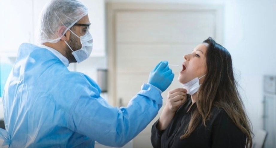 PCR 검사받는여성