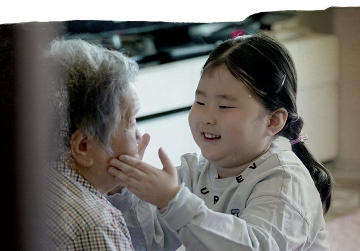 할머니를 보며 웃는 아름이