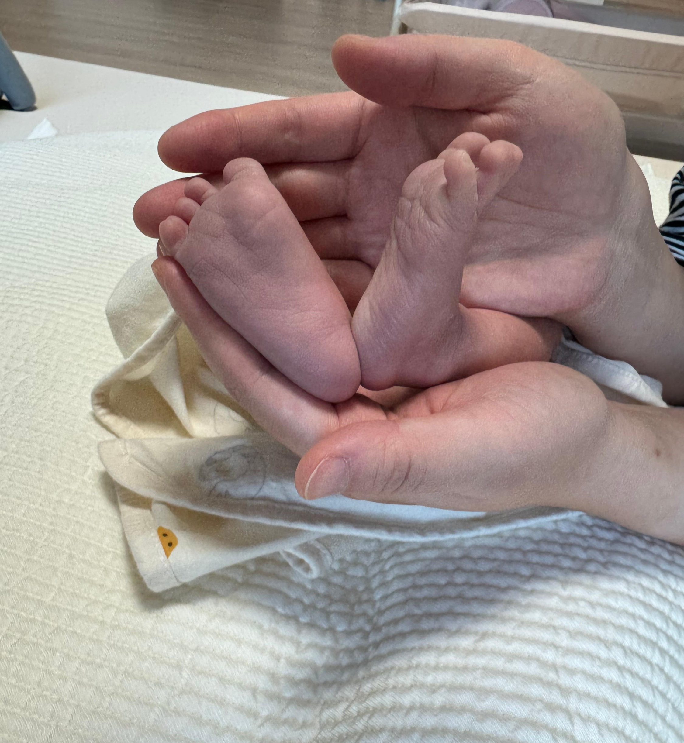 아이를 품에 따뜻하게 안고 있는 할아버지&손녀의발바닥모습