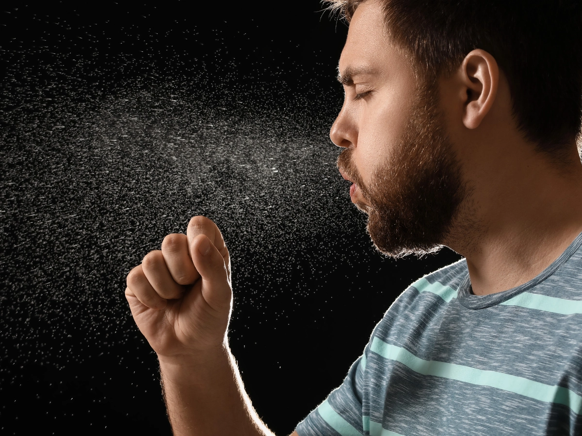 재채기하는 남자