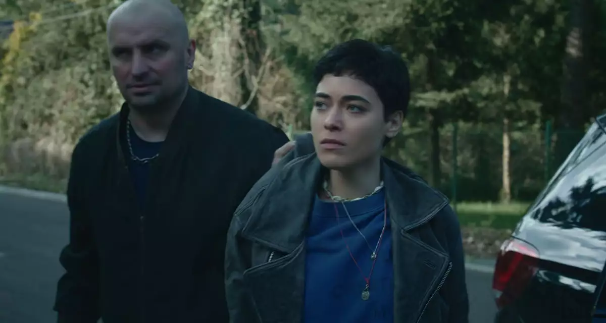 끌려가는 모니카