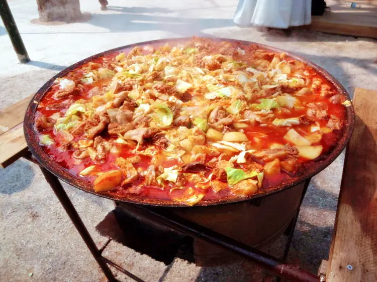 참나무 장작불의 거대한 불꽃으로 끓여낸 가마솥 솥뚜껑 닭볶음탕 가평 이영자 맛집 식당 방송 업체 가게 정보
