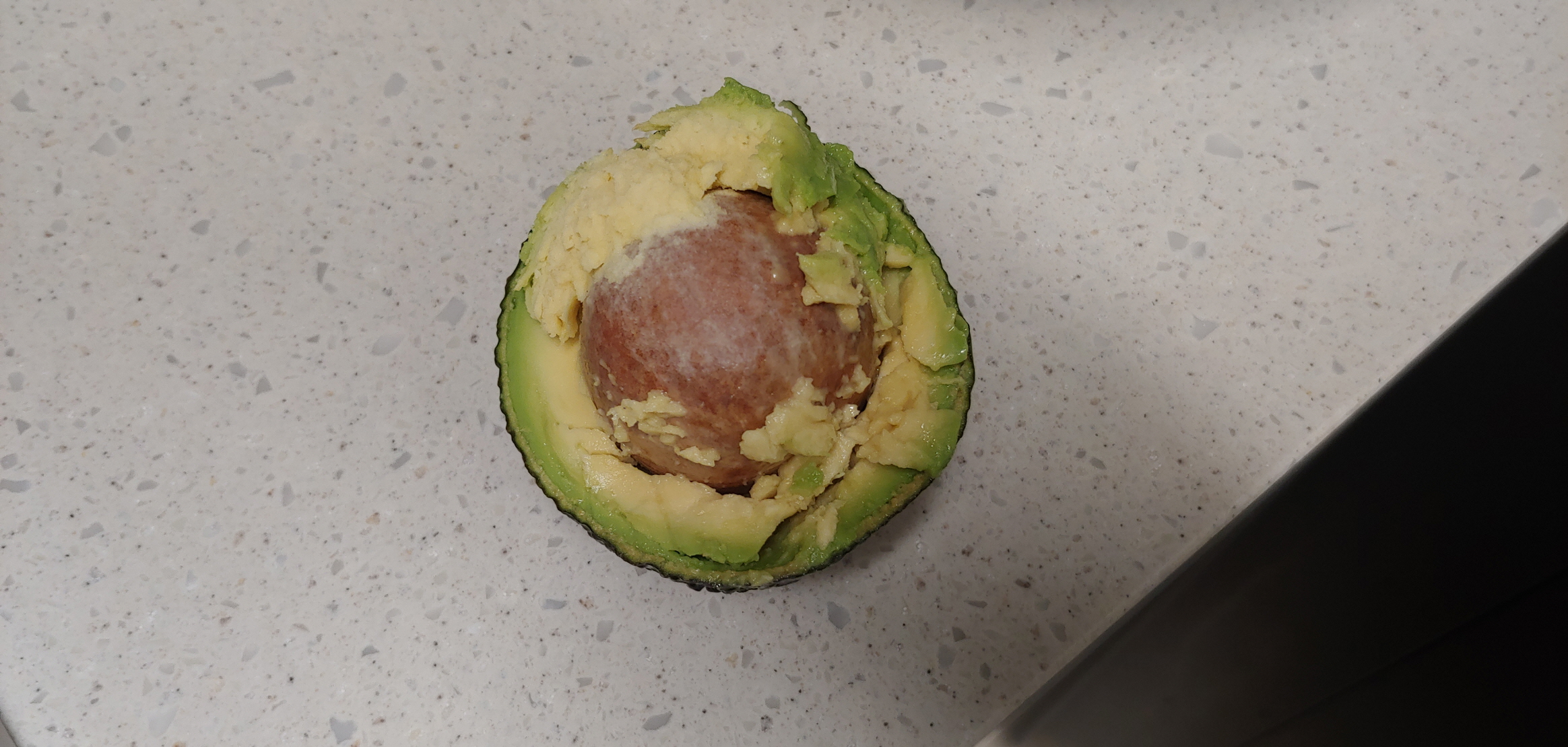 가져온 아보카도가 너무 잘익어서 마구 뭉개졌네요.