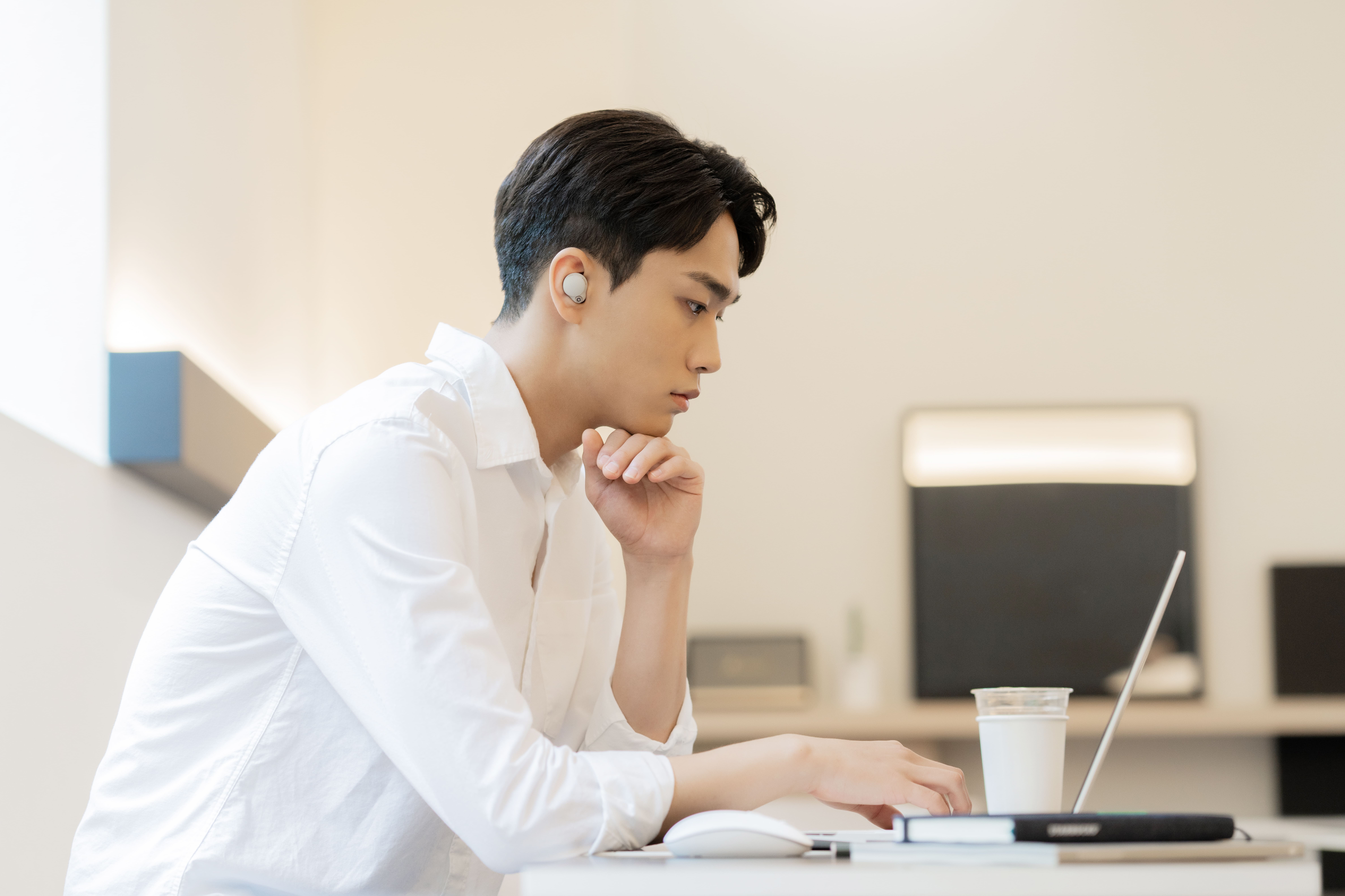 WF-1000XM4로 음악을 감상하는 모습