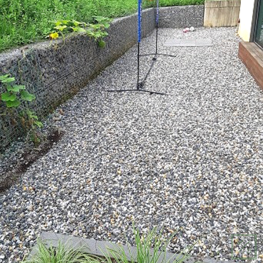 마당이 자갈로 덮여 있습니다.