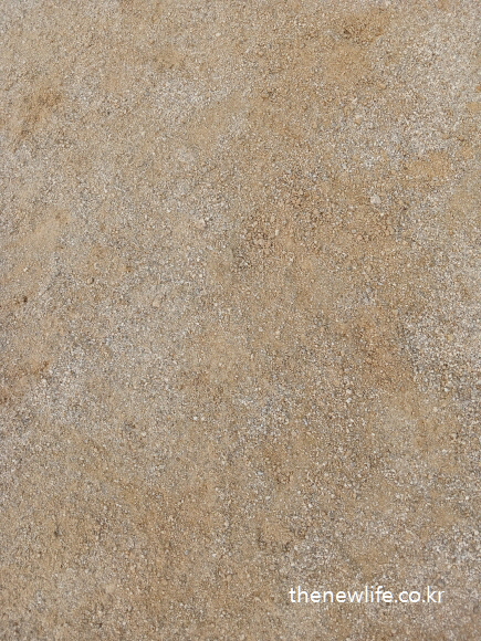 구리 한강시민공원 어린이 야구장 흙 표면 사진/흙길 걷기 예시 장면