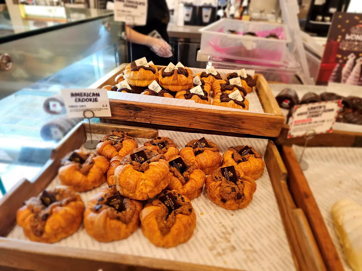 여의도-더현대서울-백화점-고디바베이커리-진열빵