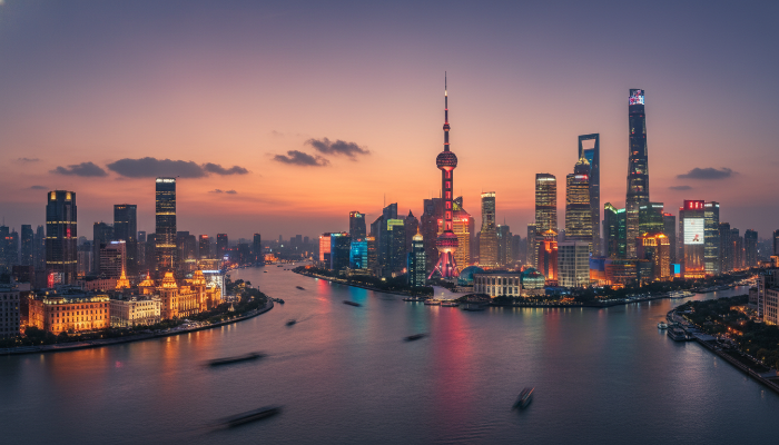 금빛으로 빛나는 와이탄의 고전 건축물과 화려한 현대식 마천루가 황푸강을 사이에 두고 마주 보고 있는 상하이의 환상적인 야경