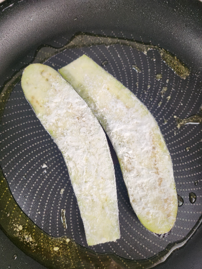 프라이팬에 가지 굽는 공갈장어 조리 과정