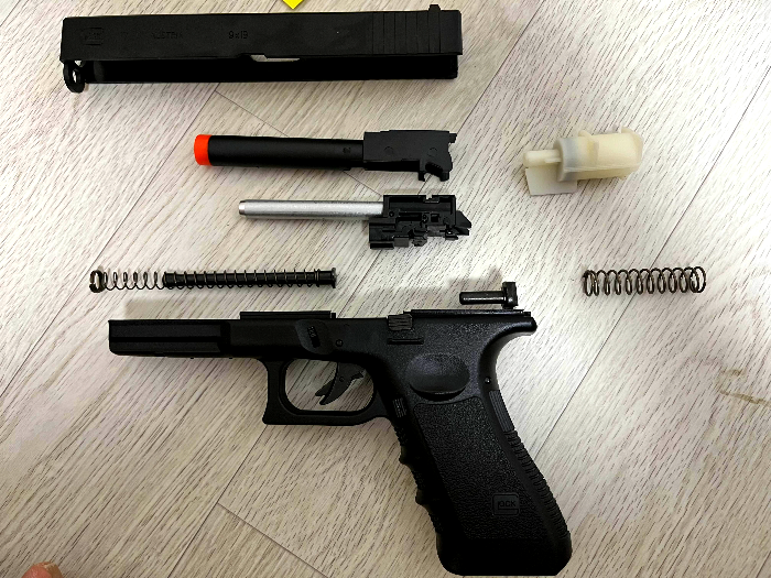 분해완료된 글록17의 모습