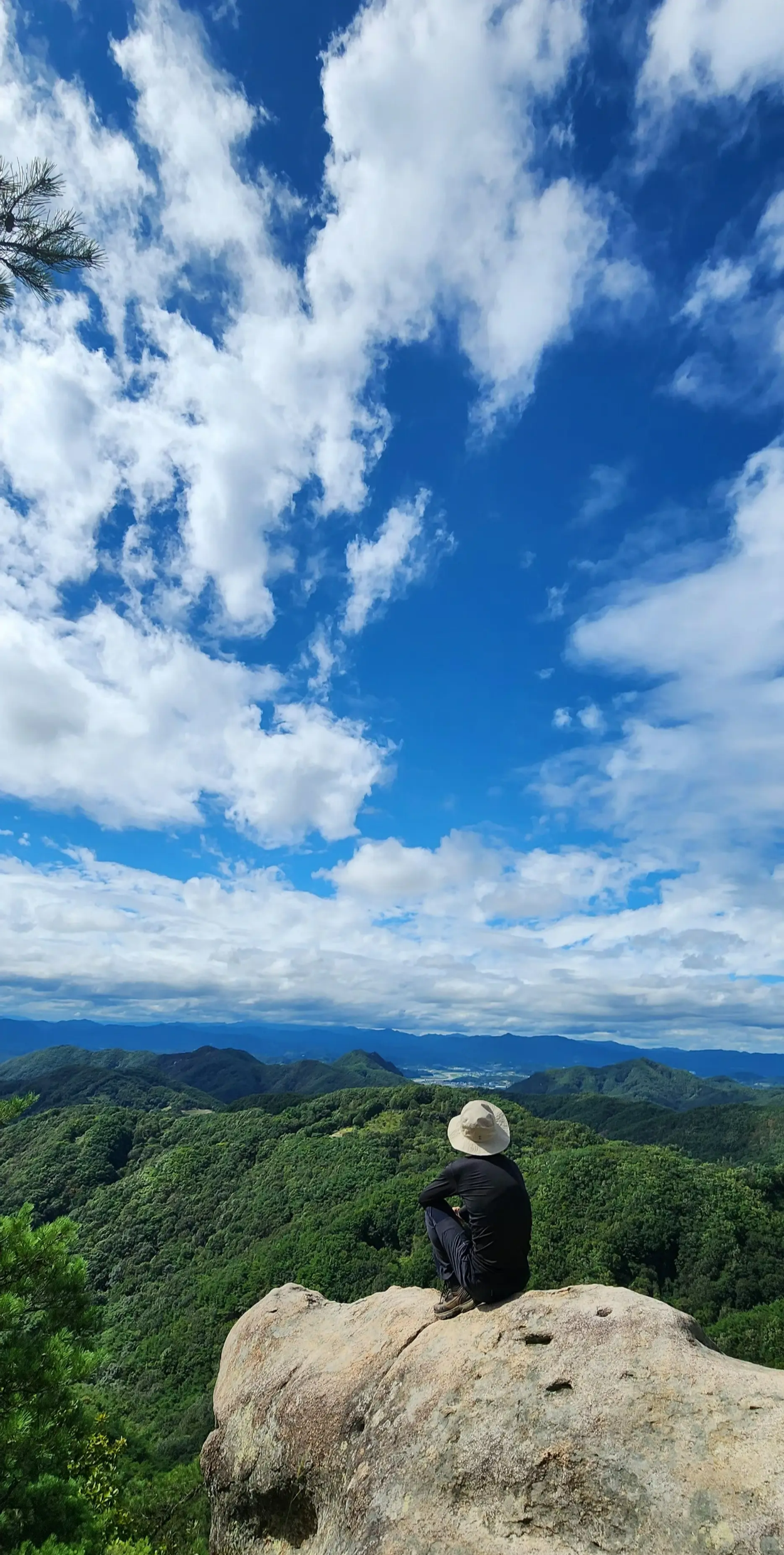 천태산의 능선과 맑은 하늘